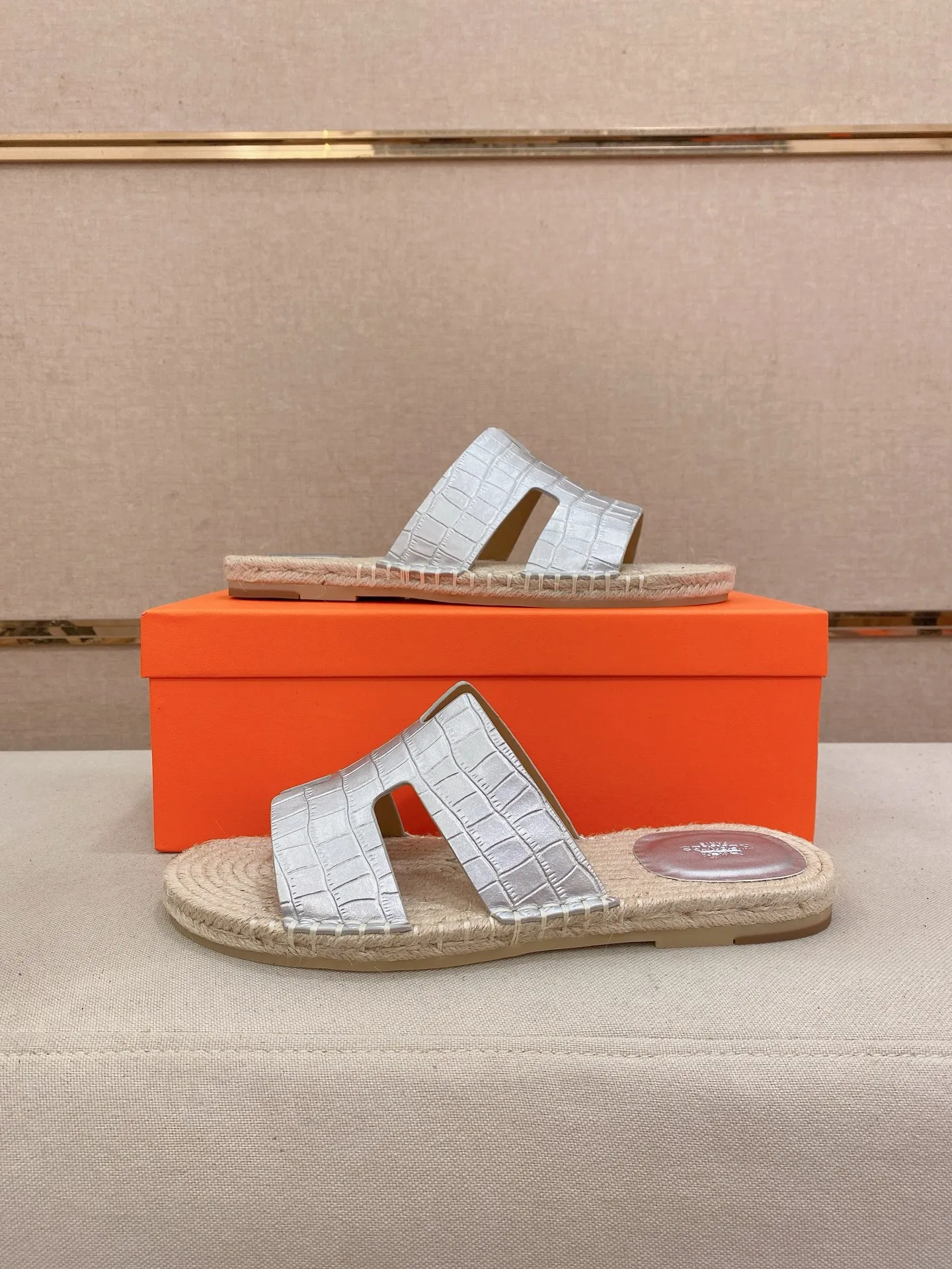Factory price: 340💰high-end version. "HERMES" Hermès 💁♂️Men's casual slippers, compare the quality at the counter🧚🏿♂️ The upper is made of cowhide leather 🐊crocodile pattern workmanship, purely hand-drawn, raw rubber breathable and non-slip outsole, the inner is breathable and comfortable lambskin, the density is 100% comfortable, the original rubber outsole is wear-resistant and has a code number of 38-44. Can be customized 45-46-47💥🏆